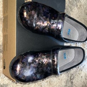 Dansko’s LT size 39. Beautiful colors.